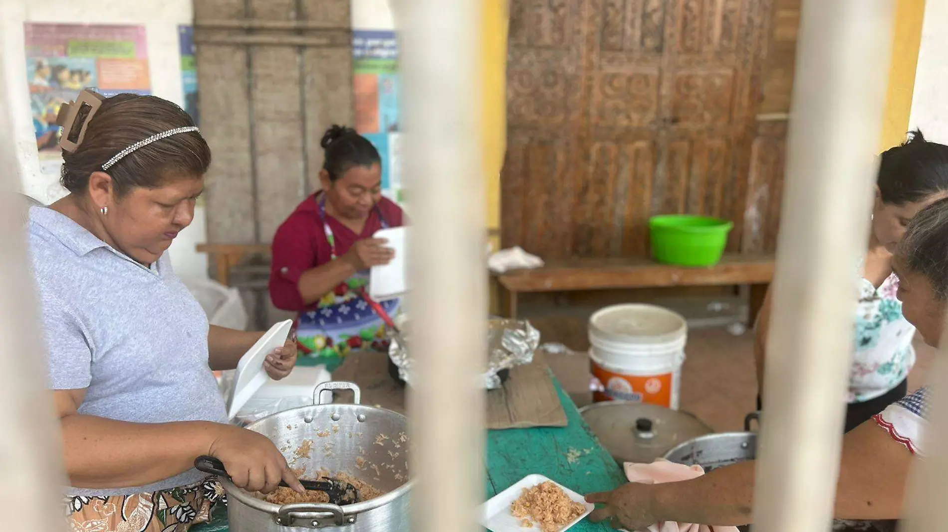 Sirviendo comida en platos